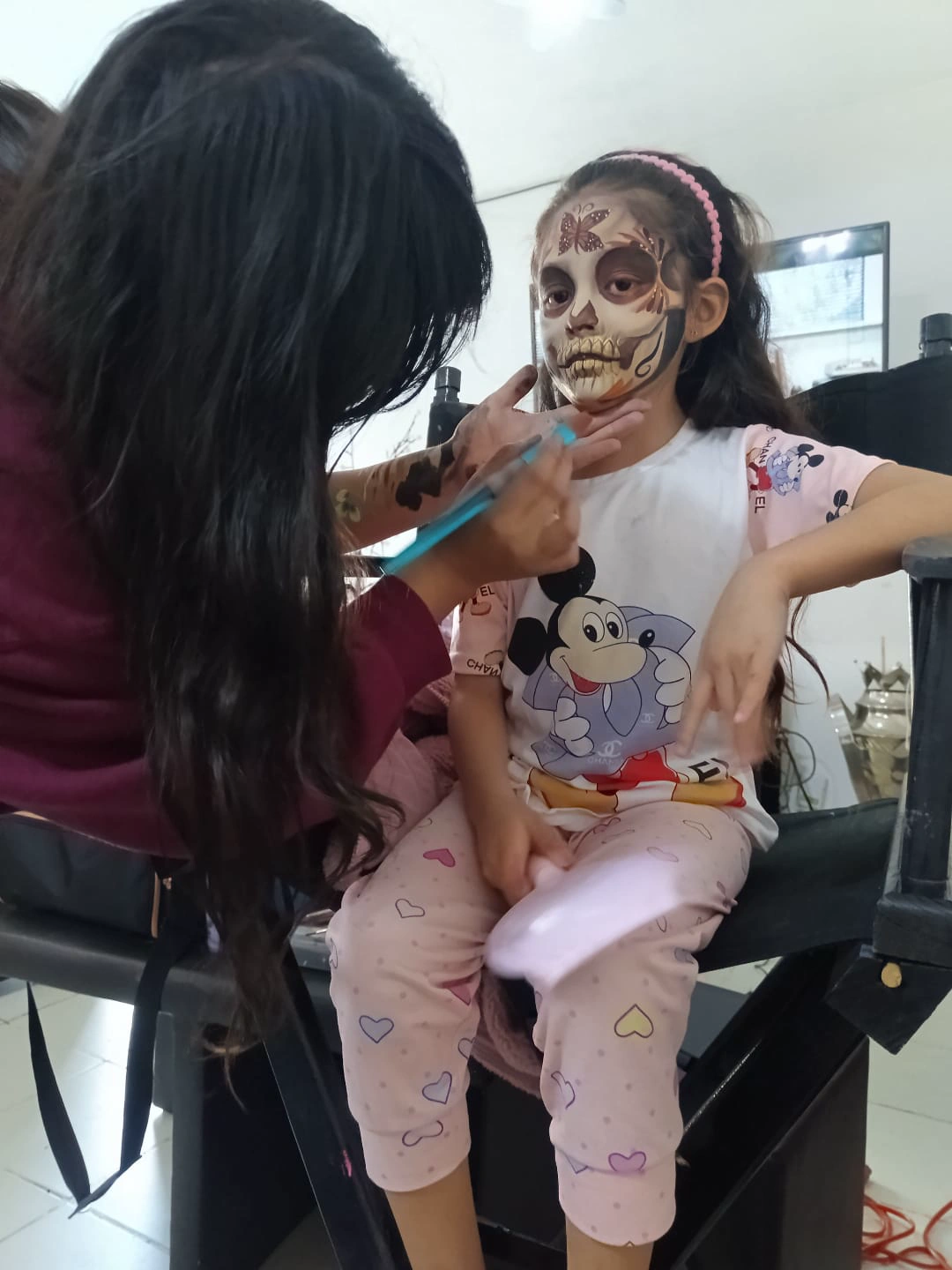 Mayret Montiel pintando a una alumna — clase de pintacaritas Xolomakers