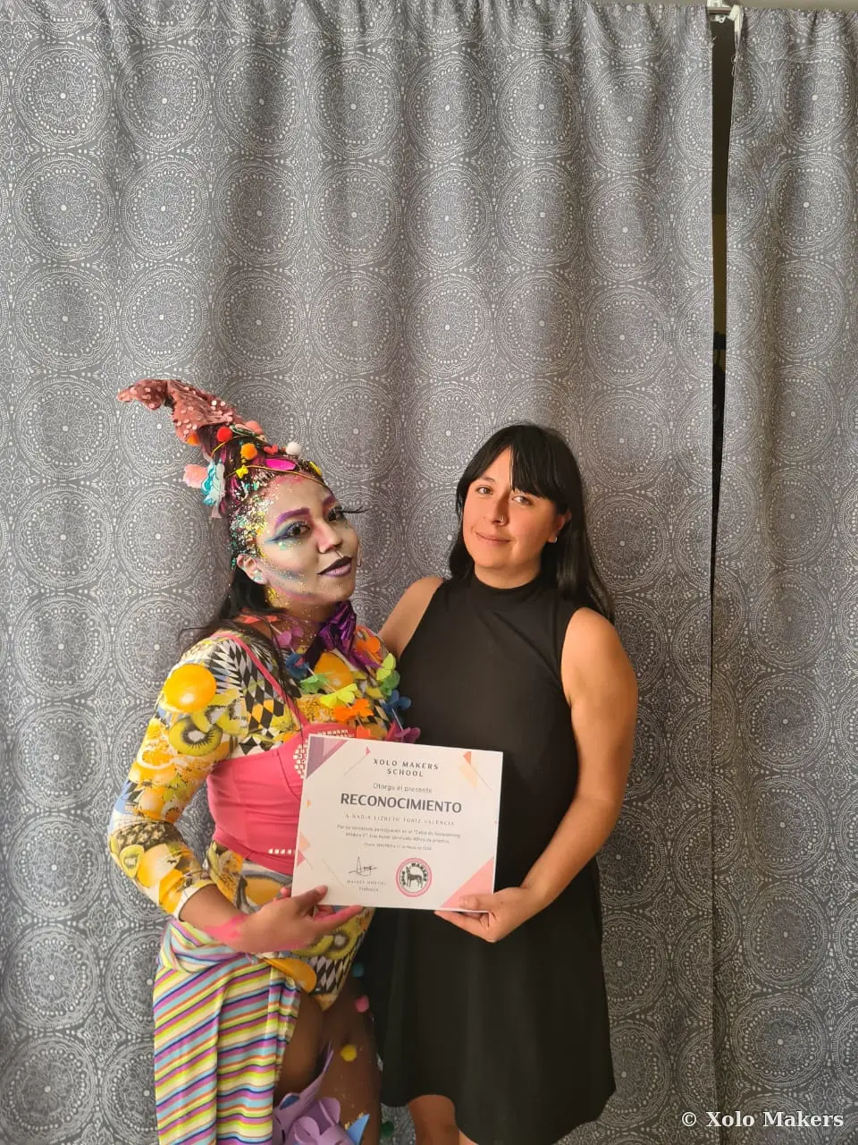 Mayret Montiel pintando a una alumna — clase de pintacaritas Xolo Makers