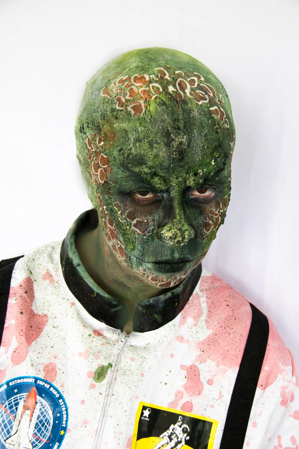 Artista aplicando bodypaint — servicio profesional Xolo Makers